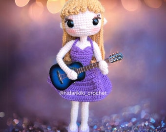Muñeca amigurumi Taylor con guitarra y micrófono