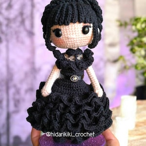Bewegliche Wednesday Addams Häkelpuppe — Handgemachtes Gothic Sammlerstück mit Vitrinensockel — Schwarzes Partykleid — Einzigartige Geschenkidee