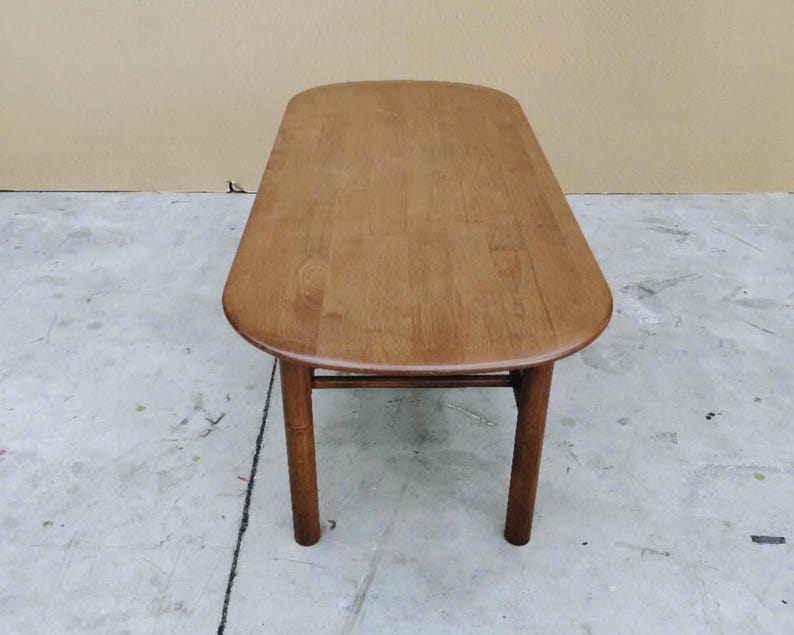 side view of the mid century modern coffee table featuring refined edge