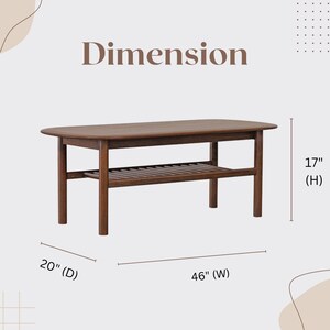 Puede incluir: Una mesa de centro de madera marr&oacute;n oscuro con un estante inferior. La mesa mide 117 cm de ancho, 51 cm de profundidad y 43 cm de alto.