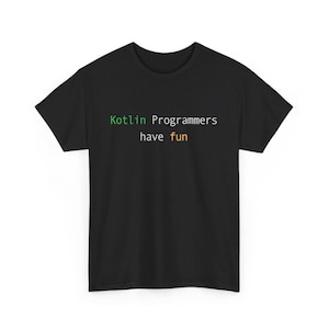 以下が含まれることがあります： 緑とオレンジの文字で「Kotlin Programmers have fun」と書かれた黒いTシャツです。
