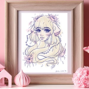 Pode incluir: Uma ilustração emoldurada de uma mulher com cabelo longo e loiro, usando uma coroa de flores e um colar de pérolas. A ilustração é feita em tons de azul e rosa, com um efeito aquarela.