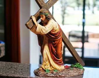 Heilig kruis reis hars Jezus figuur die het kruis draagt - standbeeld van kleine Jezus op weg naar Golgotha, spiritueel harsbeeldje