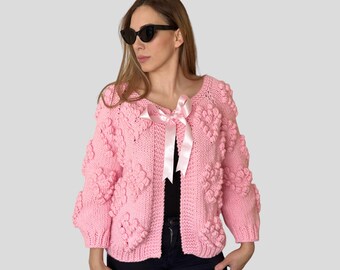 Cardigan di lana lavorato a mano, maglione con pompon rosa confetto