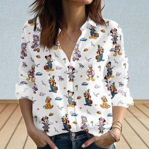 Könnte beinhalten: Weißes Hemd mit Knöpfen und einem sich wiederholenden Muster von Disney-Figuren, darunter Micky Maus, Minnie Maus, Donald Duck und Goofy, in Urlaubsoutfits. Das Hemd hat lange Ärmel und einen V-Ausschnitt.