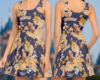 Peut inclure: Robe patineuse bleu marine avec un motif de carte représentant des personnages Disney. La robe porte les inscriptions "Yo Ho Yo Ho" et "Pirates des Caraïbes". Elle est sans manches et a une encolure arrondie.