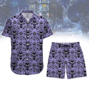 Puede incluir: Una camisa y pantalones cortos a juego con estampado morado y negro con un diseño repetido de una casa encantada con un fantasma dentro.