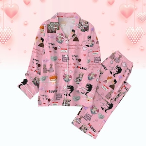 Può includere: Pigiama rosa con top a maniche lunghe e pantaloni con un motivo ripetuto di immagini di Lucille Ball e il testo "I Love Lucy" e "Lucy & Ricky & Ethel & Fred".