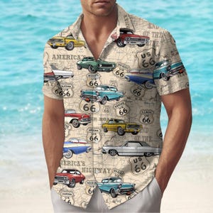 Puede incluir: Camisa de manga corta con un diseño de mapa de la Ruta 66 y ilustraciones de coches clásicos. La camisa beige presenta un patrón de coches antiguos y señales de tráfico, evocando un estilo retro.