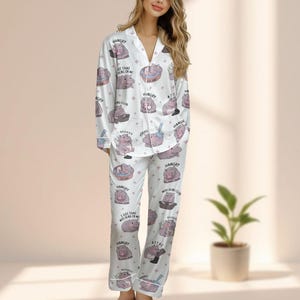 Moo Deng satijnen pyjamaset, hangry nijlpaard club nachtkleding, schattige dieren cartoon pyjama, grappige gezellige bijpassende pyjama set, verjaardagscadeau voor haar