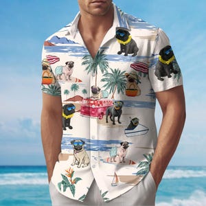 Könnte beinhalten: Weißes Kurzarmhemd mit tropischem Strandmotiv. Das Hemd zeigt Cartoon-Möpse mit Sonnenbrillen und Blumenketten. Es hat eine lockere Passform, ideal für den Sommer.