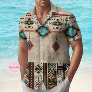 Puede incluir: Una camisa de botones de manga corta beige con un patrón geométrico en tonos azules, rojos y marrones. El patrón recuerda al arte nativo americano.