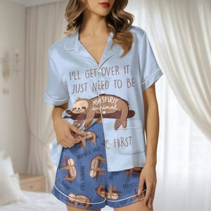 Puede incluir: Conjunto de pijama azul claro con un diseño de perezoso y el texto "I'LL GET OVER IT JUST NEED TO BE MY SPIRIT animal DRAMATIC FIRST". El conjunto incluye una camisa de manga corta y pantalones cortos a juego.