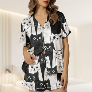 Zwart-witte satijnen pyjama met kat, korte set, schattige kattennachtkleding voor vrouwen, bijpassende pyjama's, cartoon kat vakantiepyjama, kattenliefhebbers cadeau