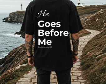 Camiseta cristiana "Él va delante de mí" con colores reconfortantes / Camiseta unisex inspiradora de fe / Uso diario / Regalo para él o ella