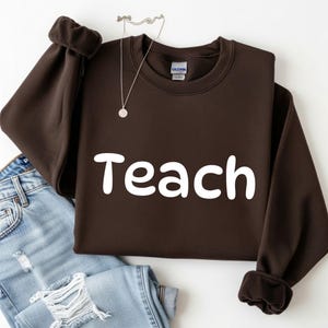 Minimalistisch Teach Teacher-sweater met ronde hals | Gezellige Back to School Educator-trui | Uniseks klaslokaaloutfit | Cadeau leraar waardering