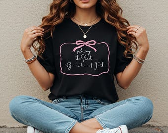 Coquette Rosa rosettmamma kristen t-shirt | Att uppfostra nästa generation i tro | Inspirerande mammagrafiktröja | Trosbaserad topp för moderskap