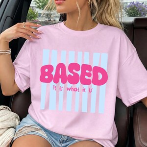 「It Is What It Is」シャツ、ガーメントダイ加工、ヴィンテージ風、トレンディなバブルレター、Z世代ミーム、グラフィックTシャツ、レトロストライプ、ステートメントシャツ、女性用、男性用