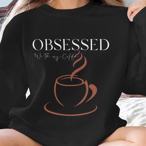 Sudadera "Obsesionado con el café" / Sudadera unisex de cuello redondo para amantes del café / Sudadera acogedora con gráficos de bebidas / Top divertido con cafeína como regalo