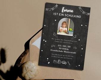 Puede incluir: Una invitación estilo pizarra negra con texto blanco anunciando que Emma comienza la escuela. La invitación incluye una foto de Emma, la fecha y la hora del evento, y la ubicación. El texto dice "Emma es una niña de escuela. Queremos celebrar la matriculación de Emma con vosotros. Ago 03/08/29 10:00. Escuela Primaria Musterstadt. Después, a partir de las 12:00, haremos una barbacoa en nuestro jardín."