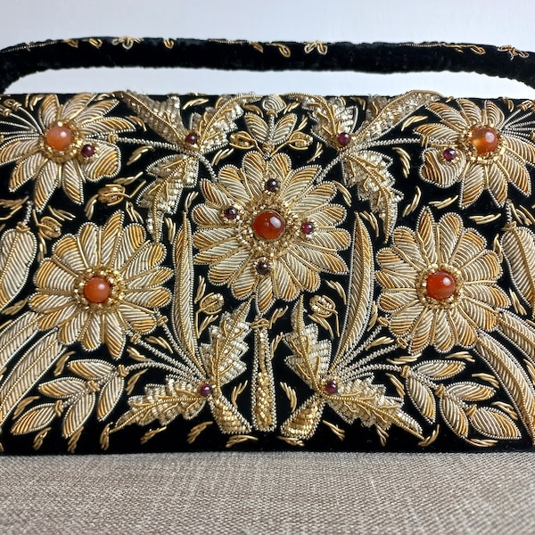 Beautiful Pochette Clutch - handcrafted by a seamstress from the 1960s - Merano - made of black velvet, decorated with gold threads and beads