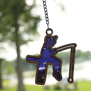 Angeln Junge Suncatcher Glasmalerei-Effekt Fenster-Dekor-handgemachte Kreuzverzierung Glaubens-basiertes Geschenk für Fischer christlichen Auto-Charme