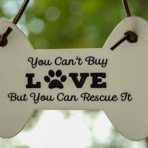 Acryl reddingsbord hondenbot - &#39;You Can&#39;t Buy Love&#39; met leren band