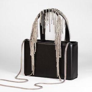 Bolso de mano con asa superior de cristal negro