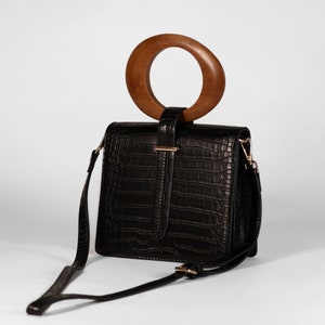 Bolso con asa de madera