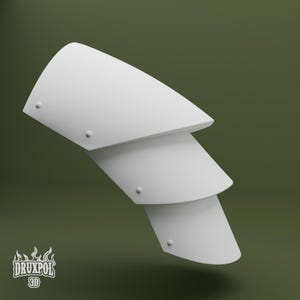 Puede incluir: Una pieza de armadura blanca en capas con tres secciones superpuestas, cada una asegurada con pequeños remaches. El diseño sugiere un elemento protector, posiblemente para un disfraz o una recreación histórica. El logotipo "DRUXPOL 3D" es visible.