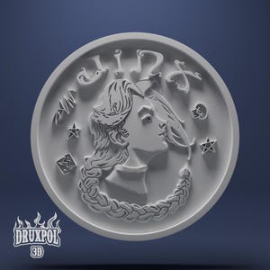 Puede incluir: Una escultura en relieve circular blanca con dos perfiles de una persona con cabello suelto y un elemento trenzado. El diseño incluye texto y símbolos estilizados, con el logotipo "DRUXPOL 3D" en la parte inferior.
