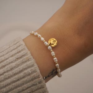 Zartes Armband aus Süßwasserperlen – Handgefertigt, ideal als Geschenk & Brautschmuck