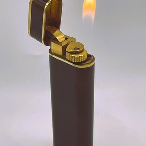 Encendedor Cartier Vintage WORKING ovalado grande en esmalte carey con detalles dorados, finales de la década de 1970