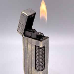 Isqueiro Dunhill Rollagas WORKING Vintage em um design prateado escovado com listras verticais “d” logotipo c1989
