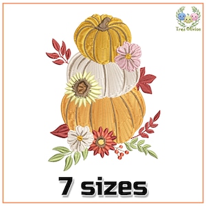Puede incluir: Una pila de tres calabazas con un tallo en la parte superior, decorada con flores y hojas de otoño. Las calabazas son naranja, blanca y naranja. Las flores son rosas, amarillas y rojas. Las hojas son verdes y rojas. El texto "7 tamaños" está en la parte inferior de la imagen.