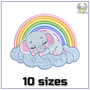 Op de afbeelding: Een schattig grijs olifantje met roze oren en voeten slaapt op een blauwe wolk met een regenboog erboven. 10 maten.