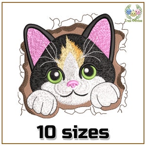 以下が含まれることがあります： 茶色の表面の穴から顔を出している三毛猫。緑色の目とピンク色の耳、白い鼻をしています。画像には「10サイズ」というテキストが含まれています。