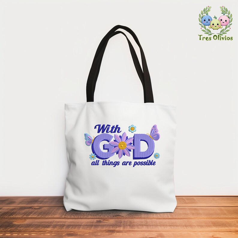 Pu&ograve; includere: Borsa tote bianca con manici neri con un design ricamato viola e blu che dice "With God all things are possible" con fiori e farfalle.