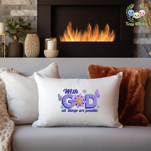 Pu&ograve; includere: Cuscino bianco con testo ricamato in viola che recita "With God all things are possible". Il testo &egrave; circondato da fiori e farfalle viola.