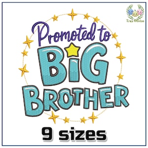 Peut inclure: Motif brodé représentant un cercle bleu et jaune avec le texte "Promu grand frère" et un anneau d'étoiles dorées. Le texte "9 tailles" est situé sous le cercle.