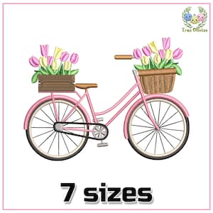 Könnte beinhalten: Ein rosafarbenes Fahrrad mit einem Weidenkorb voller rosa und gelber Tulpen. Das Fahrrad hat eine braune Holzkiste hinten.