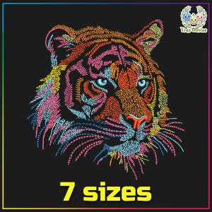 Puede incluir: Diseño bordado de colores de la cara de un tigre sobre un fondo negro. La piel del tigre es una mezcla de rosa, naranja, amarillo y azul. El texto "7 tamaños" está en la parte inferior de la imagen.