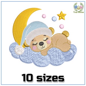 Puede incluir: Diseño bordado de un oso marrón con un gorro de dormir azul, durmiendo en una nube azul con una luna creciente amarilla y una estrella amarilla arriba. El diseño está disponible en 10 tamaños.