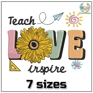 Könnte beinhalten: Stickdatei mit den Worten "Teach & Love Inspire", einer Sonnenblume, einem Papierflieger, einer Sonne und einer kleinen Blume. Das Design ist in 7 Größen erhältlich.