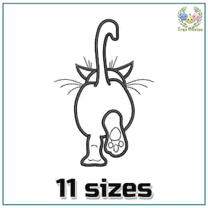 Puede incluir: Diseño de bordado de línea en blanco y negro de un gato caminando con la cola en alto. El diseño está disponible en 11 tamaños.