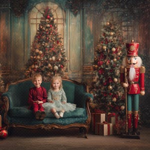 Könnte beinhalten: Festliche Weihnachtsszene mit einem türkisfarbenen Sofa und zwei Kindern, flankiert von zwei großen Nussknackerfiguren. Geschmückte Weihnachtsbäume und verpackte Geschenke tragen zum festlichen Ambiente bei. Der Hintergrund hat einen Vintage-Malstil.
