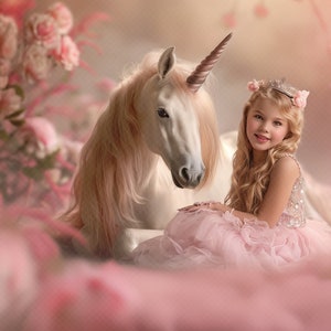 Puede incluir: Una niña con un vestido rosa y una corona plateada está sentada junto a un unicornio blanco con un cuerno marrón. El fondo presenta flores rosas y una atmósfera suave y soñadora, creando una escena caprichosa.