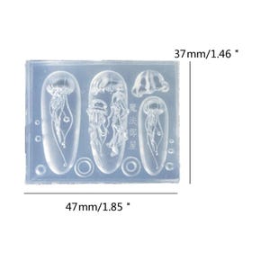 Puede incluir: Un molde de silicona transparente con dise&ntilde;os de medusas. El molde incluye tres formas alargadas con medusas, una peque&ntilde;a medusa y dos formas circulares. El molde mide 4,7 cm x 3,7 cm y tiene texto japon&eacute;s.