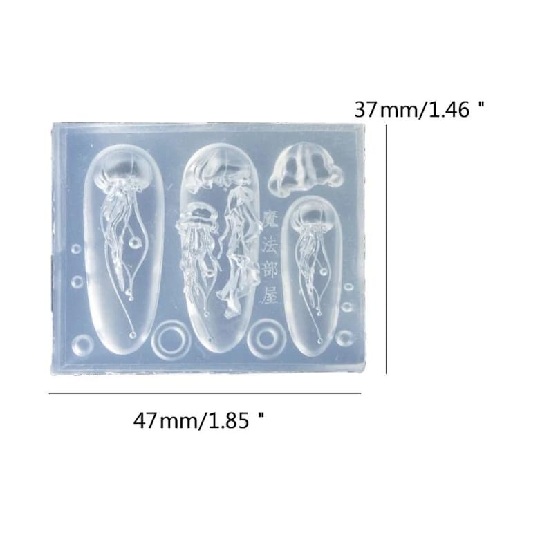 Puede incluir: Un molde de silicona transparente con dise&ntilde;os de medusas. El molde incluye tres formas alargadas con medusas, una peque&ntilde;a medusa y dos formas circulares. El molde mide 4,7 cm x 3,7 cm y tiene texto japon&eacute;s.