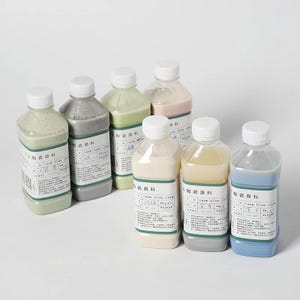 Puede incluir: Siete botellas de plástico llenas de líquidos de colores, incluyendo tonos de verde, gris, beige y azul. Cada botella tiene una tapa blanca y una etiqueta con caracteres chinos. Las botellas están dispuestas sobre una superficie blanca. Medidas en cm.